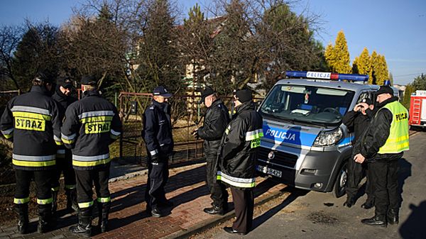 Policja i inne służby przed domem, gdzie w nocy doszło do zatrucia