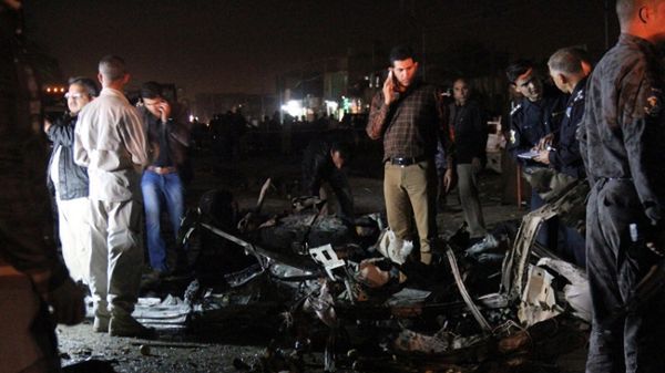 Policja bada miejsce, w którym eksplodowała bomba; Najaf. W Iraku doszło również tego dnia do innych zamachów, strzelanin i egzekucji