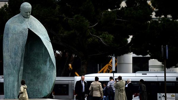 Mimo poprawek pomnik Jana Pawła II wciąż budzi kontrowersje