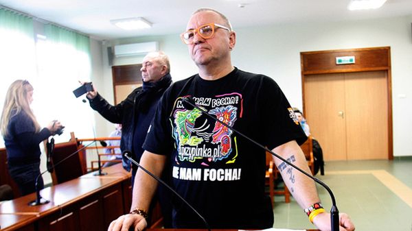 Jerzy Owsiak na sali Sądu Rejonowego w Złotoryi, gdzie zeznawał w procesie przeciwko blogerowi MatkaKurka
