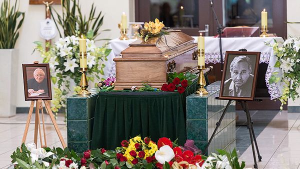 Pożegnanie Tadeusza Różewicza w kaplicy na wrocławskim cmentarzu komunalnym