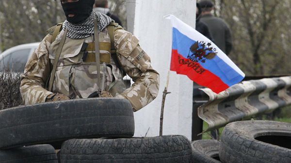 Prorosyjski separatysta na posterunku w Doniecku