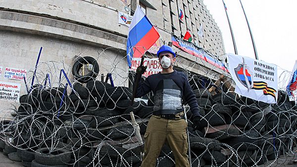 Barykady przed budynkami administracji państwowej w Doniecku
