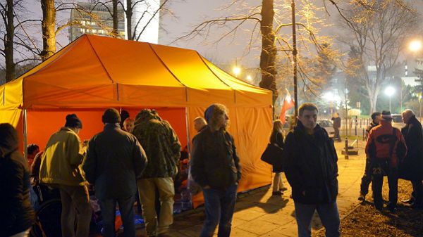 Protestujący zamierzają zostać przed sejmem do skutku
