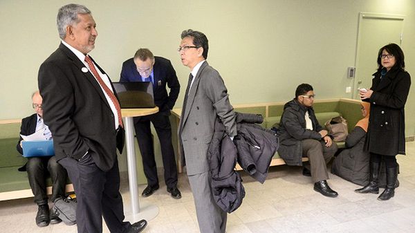 Ambasador Malezji w Szwecji  Badruddin Ab-Rahman (z prawej) w sądzie, gdzie toczyła się sprawa pracowników ambasady