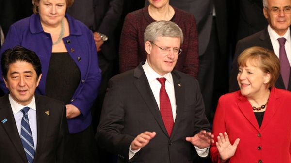 Premier Japonii Shinzo Abe na szczycie nuklearnym w Hadze (pierwszy z lewej)