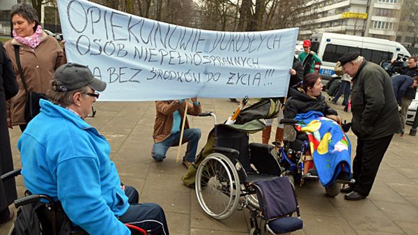 Protest opiekunów osób niepełnosprawnych przed sejmem