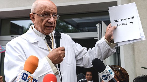 Profesor Bogdan Chazan z pikietującymi w jego obronie przed szpitalem Św. Rodziny przy ulicy Madalińskiego