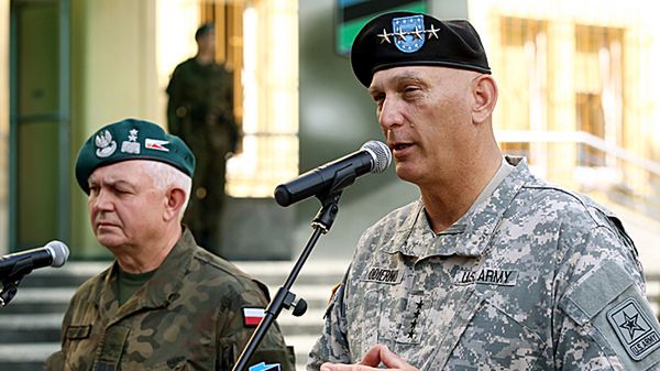 Szef sztabu wojsk lądowych USA gen. Raymond Odierno i gen. Jerzy Michałowski