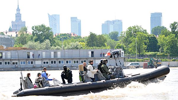 Rejs po Wiśle prezydent Hanny Gronkiewicz-Waltz i ministra Rafała Trzaskowskiego wraz z żołnierzami GROM-u