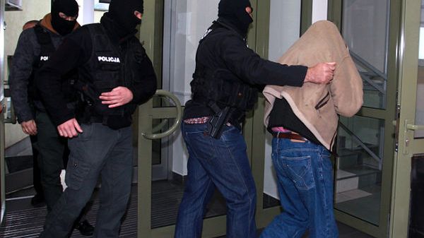 Znachor Marek H. doprowadzony do sądu