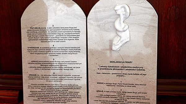 Tekst Deklaracji Wiary, wyryty na kamiennych tablicach, złożono na Jasnej Górze