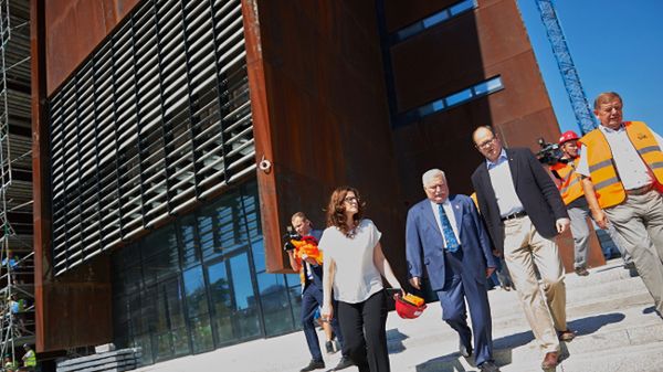 Były prezydent RP i przywódca "Solidarności" Lech Wałęsa w towarzystwie prezydenta Gdańska Pawła Adamowicza na budowie Europejskiego Centrum Solidarności
