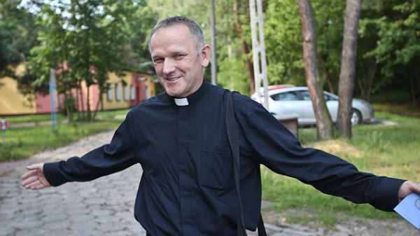 Ks. Wojciech Lemański na terenie oddziału w Józefowie