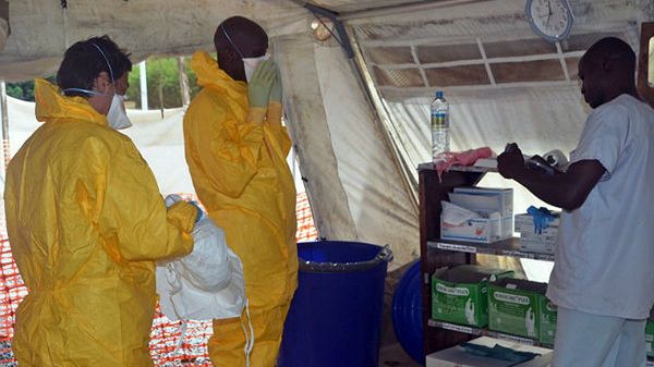 Medycy ze stowarzyszenia Lekarze bez Granic w miejscowości Konakry w Liberii