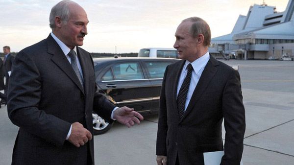 Prezydent Białorusi Aleksander Łukaszenka i Władimir Putin na lotnisku w Mińsku, w lipcu 2014 r.
