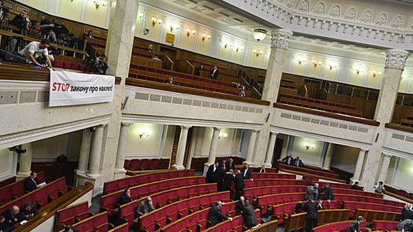 Protest w ukraińskim parlamencie podczas debaty i głosowania nad ustawą