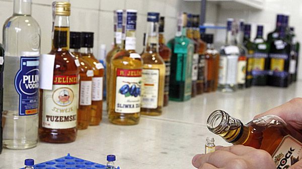 Pracownicy Stacji Sanitarno-Epidemiologicznej badają dostarczony do kontroli alkohol