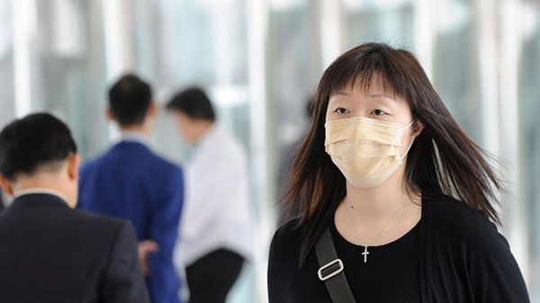 Nowy wirus przypomina SARS (na zdjęciu osoba zabezpieczająca się przed zarażeniem w Hongkongu w 2009 r.)