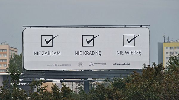 "Nie zabijam, nie kradnę, nie wierzę" - jeden z billboardów w Lublinie