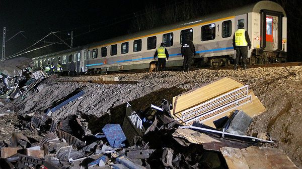 W katastrofie zginęło 16 osób, ponad 50 zostało rannych