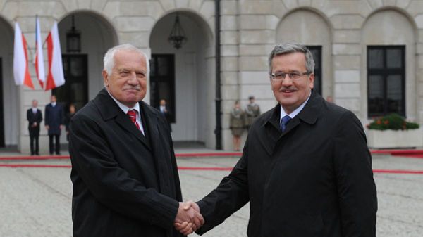 Vaclav Klaus i Bronisław Komorowski podczas oficjalnego powitania w Warszawie