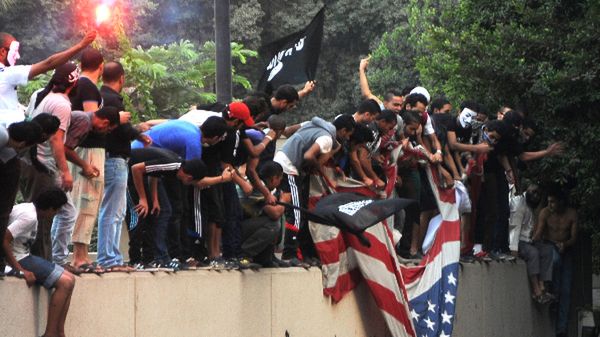 Protesty przed ambasadą w Egipcie