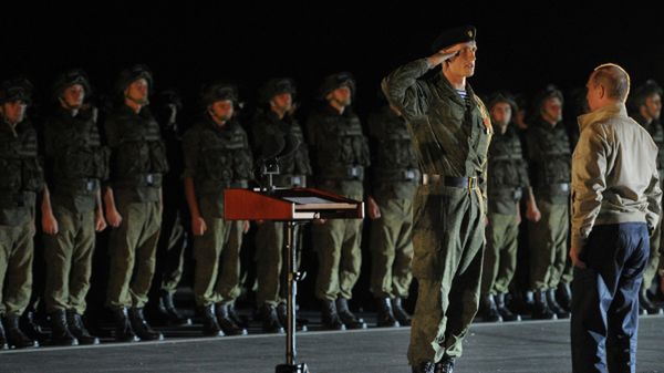 Władimir Putin podczas wizytacji manewrów