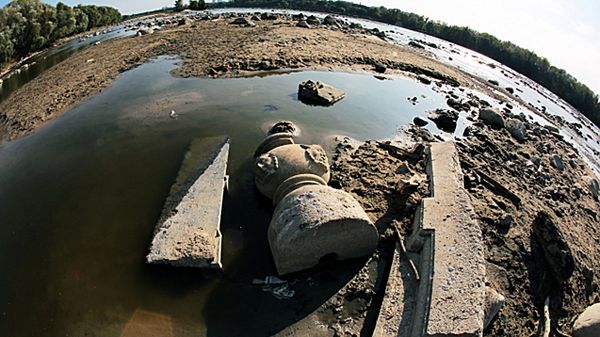 Rekordowo niski stan wody w Wiśle odsłonił niezwykłe znaleziska.