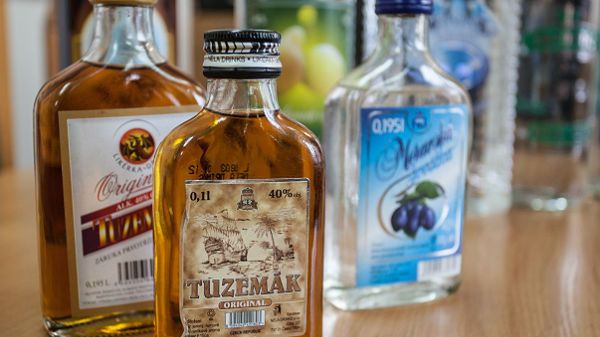 Butelki nielegalnego alkoholu zabezpieczone w Kielcach