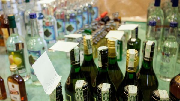 Policja przestrzega przed piciem alkoholu niewiadomego pochodzenia