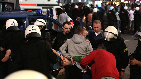 Interwencja policji po przepychankach pseudokibiców w Alejach Jerozolimskich po meczu Grupy A Euro 2012, w którym Polska zremisowała 1-1 z Rosją