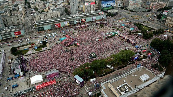 Wypełniona po brzegi polskimi fanami piłkarstwa Strefa Kibica w Warszawie podczas meczu "Biało-czerwonych" z Czechami