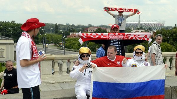 Polscy i rosyjscy kibice na Placu Zamkowym w stolicy