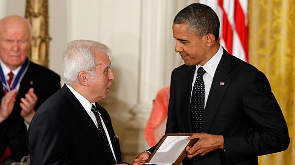 Adam Daniel Rotfeld obiera medal Jana Karskiego