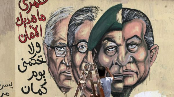 Przedwyborcze graffiti: Ahmed Szafik, Amr Musa, Hussein Tantawi i Hosni Mubarak