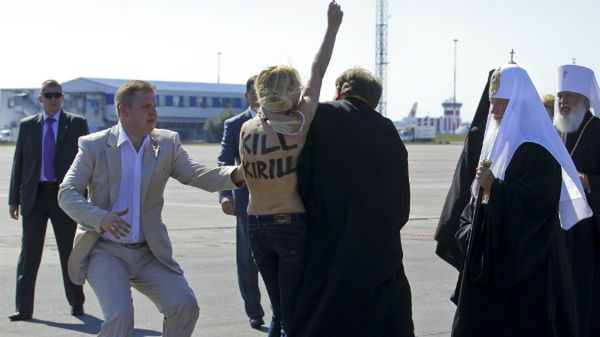 Aktywistka Femen próbowała rzucić się na patriarchę Cyryla