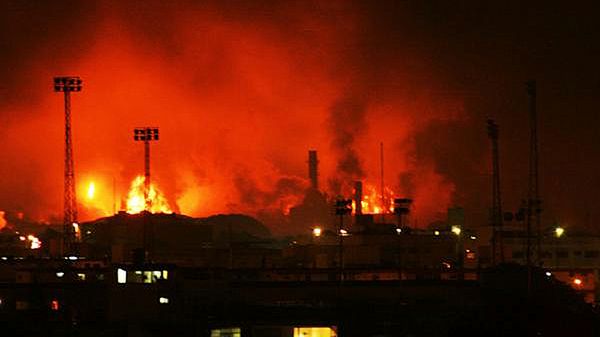 Wybuch zniszczył infrastrukturę rafinerii i domy znajdujące się poza zakładami