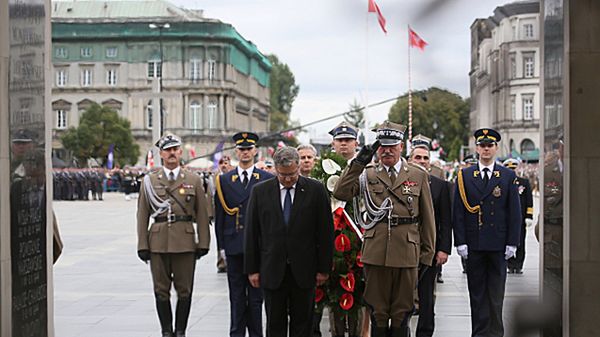 Prezydent Bronisław Komorowski i szef Sztabu Generalnego WP Mieczysław Cieniuch składają wieniec na Gronie Nieznanego Żołnierza