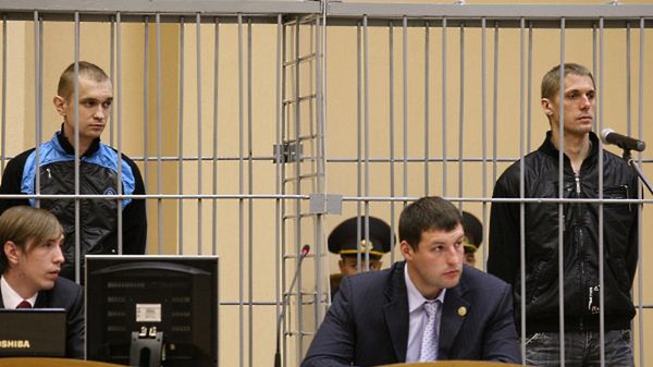 Dwaj oskarżeni: Dźmitr Kanawał i Uładzisłau Kawaliou