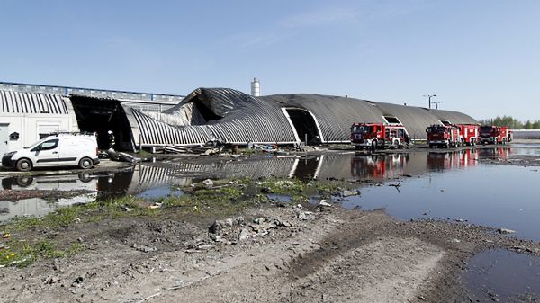 Strażacy dogaszają pożar hali sortowni odpadów w Siemianowicach Śląskich