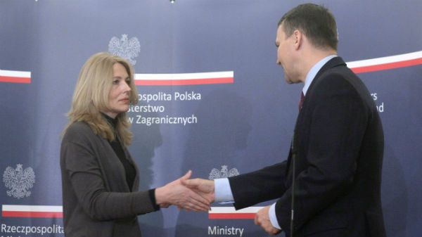 Radosław Sikorski wręczył nagrodę dla Alesia Bialackiego na ręce jego żony Natalli Pinczuk