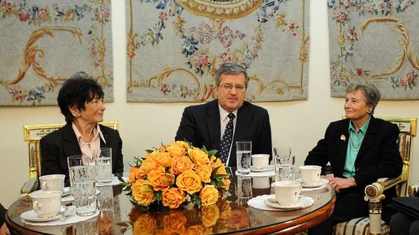 Prezydent RP Bronisław Komorowski, Halina Szpilmanowa (po lewej) oraz z Jorinde Krejci-Hosenfeld (po prawej)