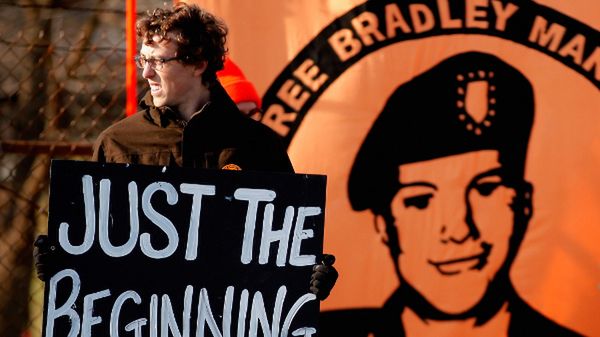 Sympatycy Manninga protestują przed Fort Meade