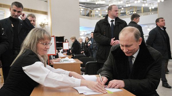Władimir Putin oddaje głos w wyborach