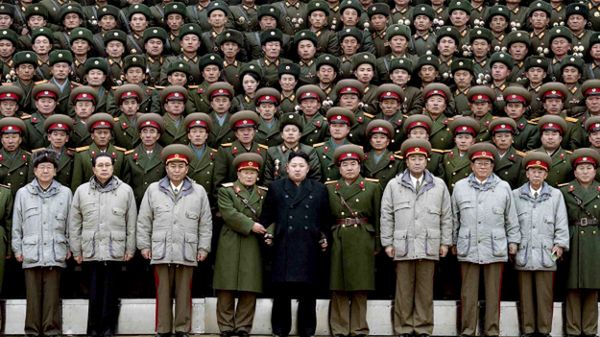 Kim Dzong Un w otoczeniu wojskowych