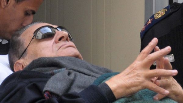 Z powodu pogarszającego się stanu zdrowia Hosni Mubarak na rozprawy wnoszony jest na noszach