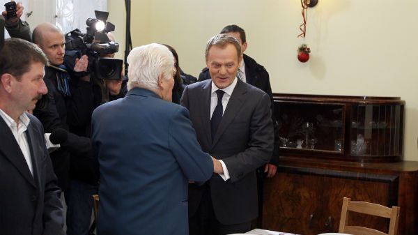 Premier Donald Tusk wita się z Czesławem Doleckim