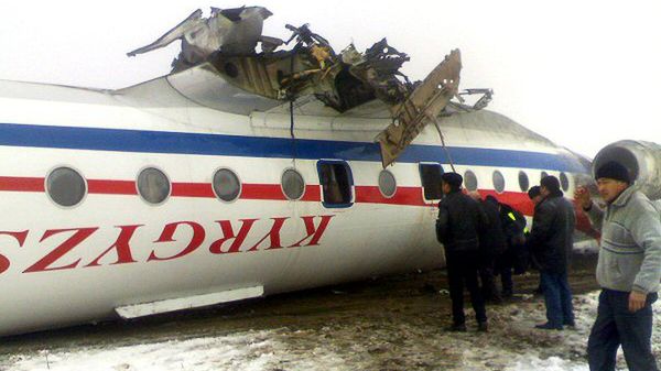 Tu-134 wpadł w poślizg, przewrócił się i zapalił