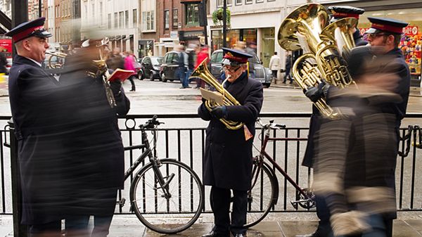 Członkowie Armii Zbawienia kwestują na londyńskiej ulicy tuż przed Bożym Narodzeniem